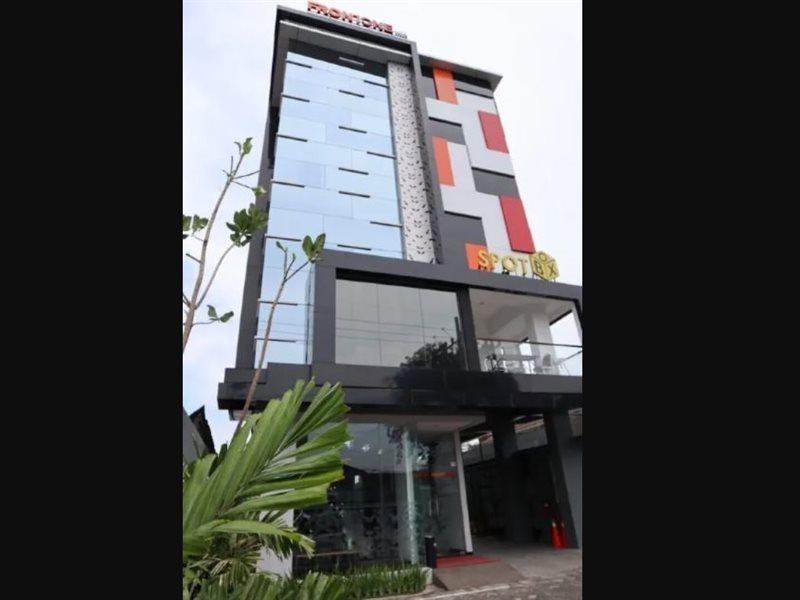 Front One Inn Kediri Kediri  Kültér fotó