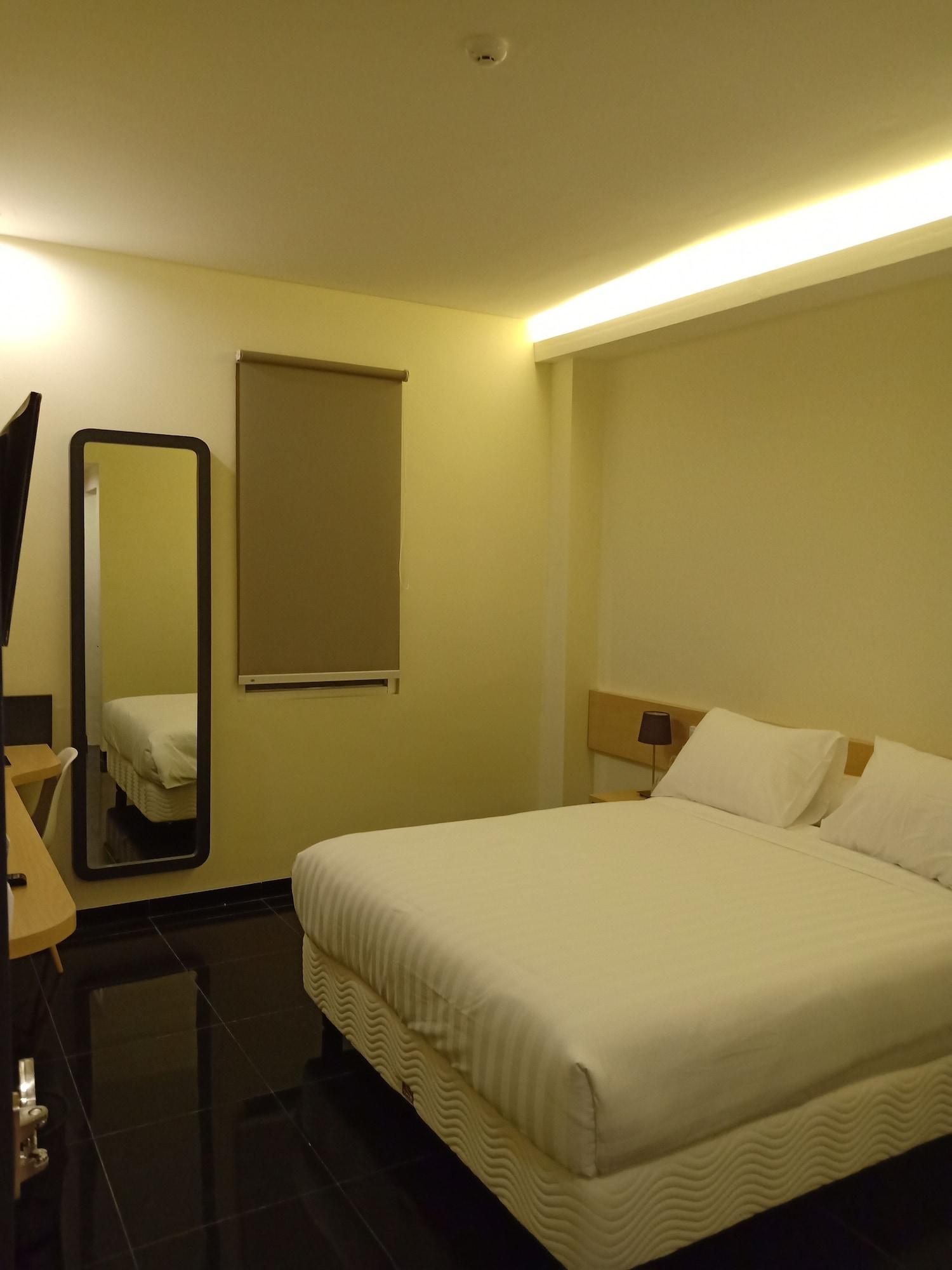 Front One Inn Kediri Kediri  Kültér fotó