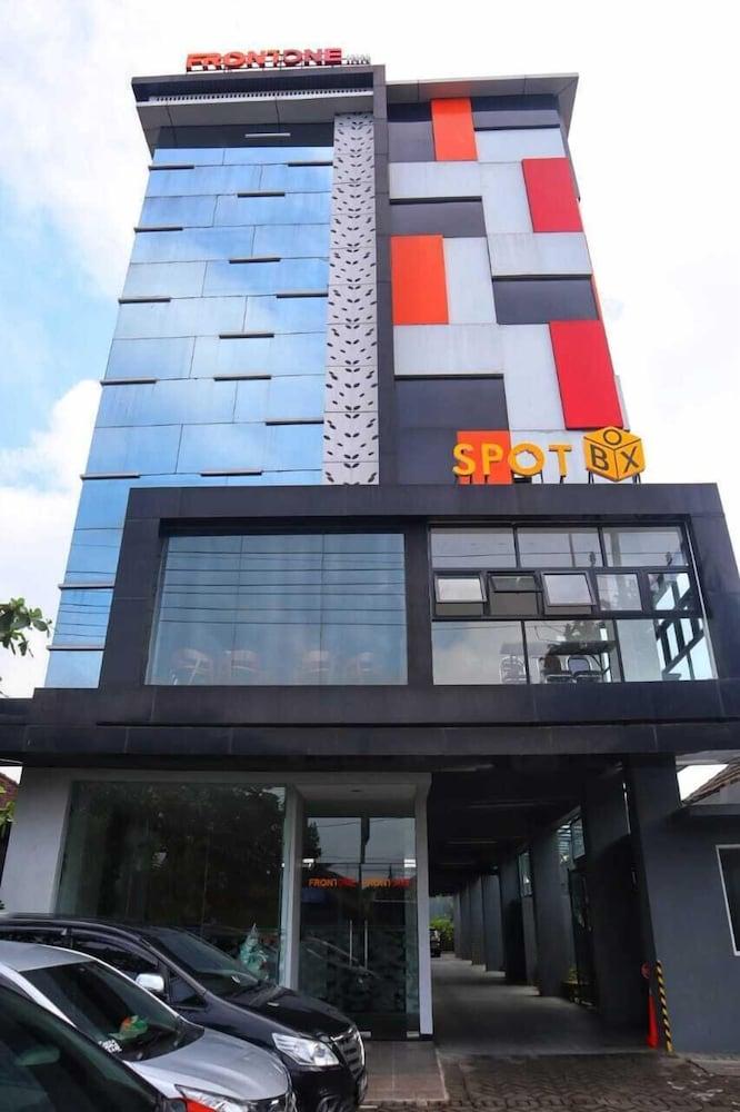 Front One Inn Kediri Kediri  Kültér fotó
